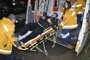 &Ouml;n&uuml;ndeki otomobilin a&ccedil;ılan kapısına &ccedil;arptı hastanelik oldu