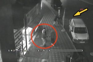Başına bı&ccedil;ak darbesi alınca ortalığı birbirine kattı