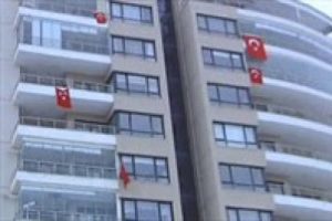 Komşuları balkonlara T&uuml;rk Bayrağı astı