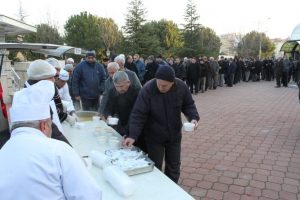 Namaz kılan cemaate 'sıcak' hizmet