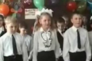 Korodaki kurtlu kız