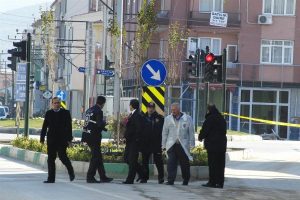 &Ccedil;i&ccedil;ek ekerken el bombası buldular