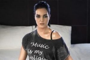 &Uuml;nl&uuml; şarkıcı neden ağladı?