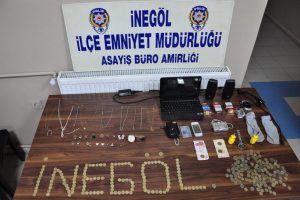 Parmak izi &ccedil;ıkmasın diye &ccedil;orap kullanan hırsız ka&ccedil;amadı