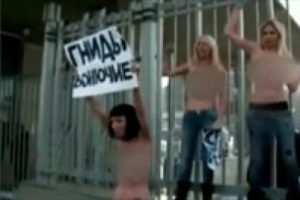 Enerji devine &ccedil;ıplak protesto
