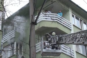 Yanan eve g&ouml;z&uuml;n&uuml; kırpmadan girdi