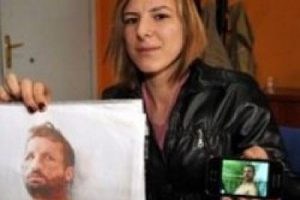Bir elinde babasının y&uuml;z&uuml; bir elinde babasının resmi