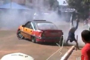 Şov yaparken seyircilerden birini ezdi