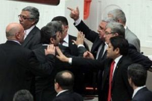 TBMM'de Hakan Ş&uuml;k&uuml;r kavgası