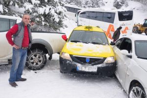 Uludağ yolunda l&uuml;ks otomobiller işte b&ouml;yle kayak yaptı