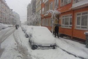Şehir merkezinde 25 santimetre kar var