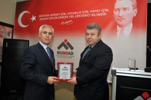 BUMİAD'dan Başkan Bozbey'e plaket