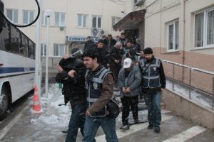 Sahte belgelerle diploma ve ehliyet aldılar