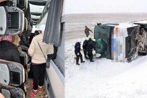 Yolcuları devrilen otob&uuml;s&uuml;n i&ccedil;inde tuttular