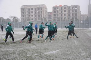 Futbolculardan gazetecilere kartopu yağmuru