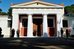 M&uuml;ze soyuldu, bakan istifa etti