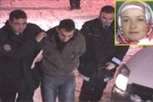 Kıskandığı eşini bı&ccedil;aklayarak &ouml;ld&uuml;rd&uuml;