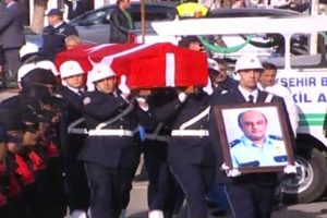 Şehit emniyet m&uuml;d&uuml;r&uuml;ne ağlatan uğurlama