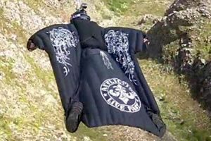 &Uuml;nl&uuml; paraş&uuml;t&ccedil;&uuml; 190 kilometre hızla dağa b&ouml;yle &ccedil;akıldı