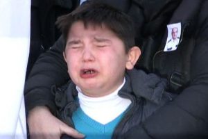 Babasının ardından hı&ccedil;kırarak ağladı