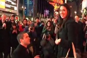 Binlerce kişinin &ouml;n&uuml;nde evlilik teklifi