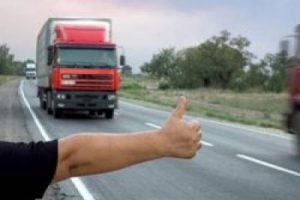Otostop yaparak bindiği ara&ccedil;ta can verdi