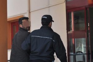 Yangın sırasında yardım kumbarasını &ccedil;aldı