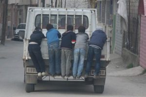 &Ccedil;ocukların tehlikeli yolculuğu