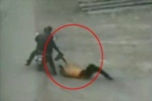 Kapka&ccedil;&ccedil;ı kadını b&ouml;yle s&uuml;r&uuml;kledi