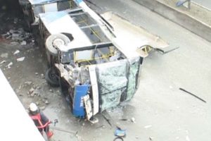 Ankara'da halk otob&uuml;s&uuml; k&ouml;pr&uuml;den u&ccedil;tu