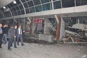İneg&ouml;l yangınında zarar g&ouml;ren 22 işyeri yıkılıyor