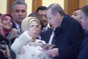 Başbakan'a havalimanında pasta s&uuml;rprizi