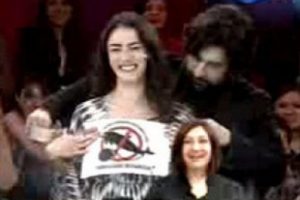 Canlı yayında 'silikon' sans&uuml;r&uuml;!