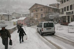 Bursa'da kar yağdı, b&ouml;yle oldu!