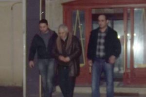 Karısını keserle yaraladı