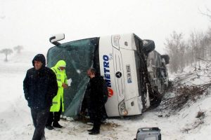 Otob&uuml;s şarampole yuvarlandı