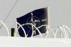 F&uuml;ze Kalkanı &Uuml;ss&uuml;'ne NATO bayrağı