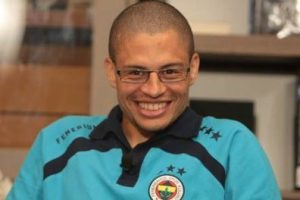 Alex Fenerbah&ccedil;e'den gidiyor