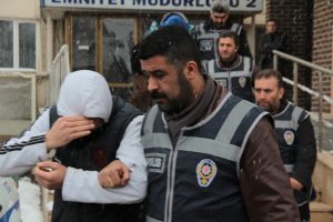 Erkek adama etek giydiren şebekeye baskın