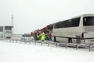 Kocaeli'de trafik kazası: 1 &ouml;l&uuml; 33 yaralı