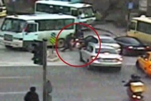 Yol ortasında meydan kavgası