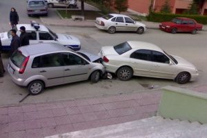 Yolu karıştıran bayan s&uuml;r&uuml;c&uuml; kaza yaptı