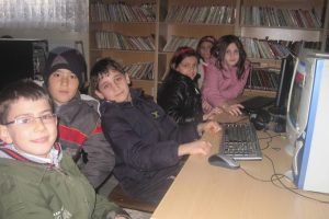 Karda okullar tatil olunca k&uuml;t&uuml;phaneler doldu