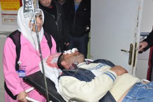 Temizlik iş&ccedil;isi &ccedil;&ouml;p kamyonundan d&uuml;şt&uuml;