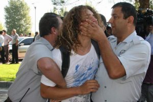Arın&ccedil; protestocu &ouml;ğrencileri affetti
