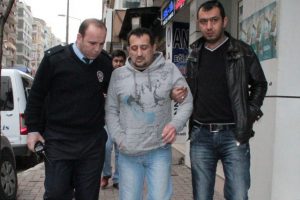 Polisin aradığı yaralı y&uuml;r&uuml;yerek geldi