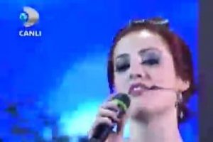 Yalan D&uuml;nya'nın T&uuml;lay'ından s&uuml;r&uuml;n&uuml;yorum şarkısı