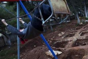 Suriye'de &ccedil;ocuk parkları mezarlık oluyor