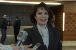 H&uuml;lya Ko&ccedil;yiğit Kadir İnanır'ı ziyaret etti