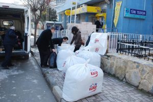 &Ouml;ğrencilerden depremzede &ccedil;ocuklara yardım